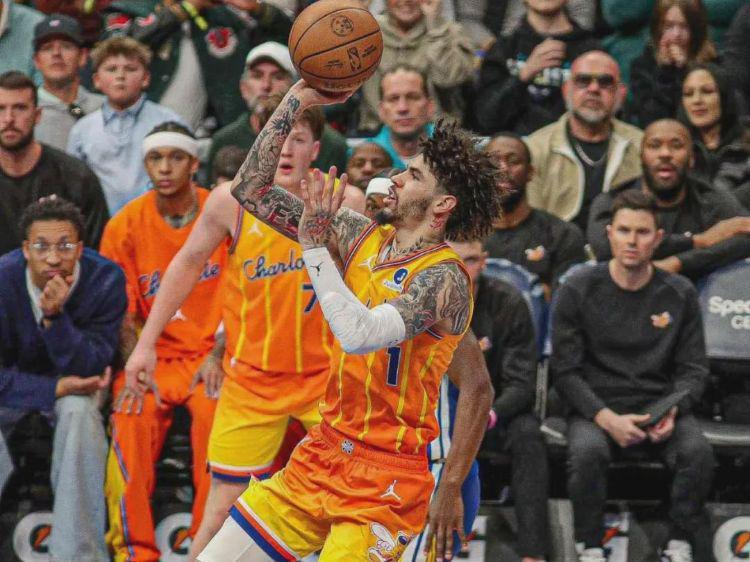 5年2.03亿！球队老大变替补！连续238场首发纪录终结