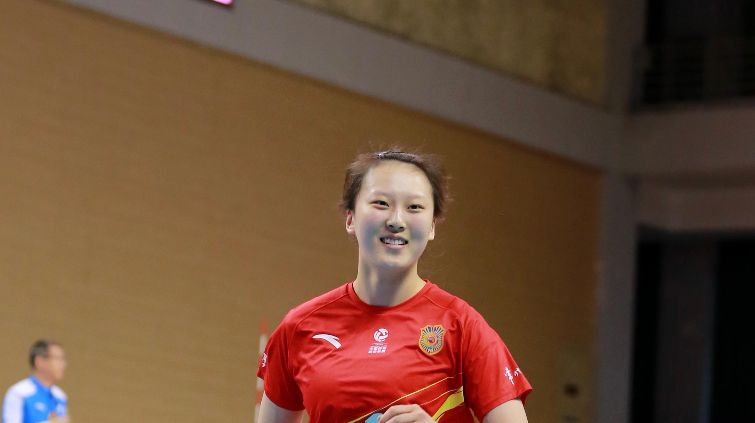 首秀轰21分超MVP！女排19岁1米93重炮崛起：张常宁指点龚翔宇替身