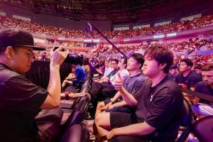白客以及旭旭宝宝也在Bin和Uzi一起在现场观看UFC