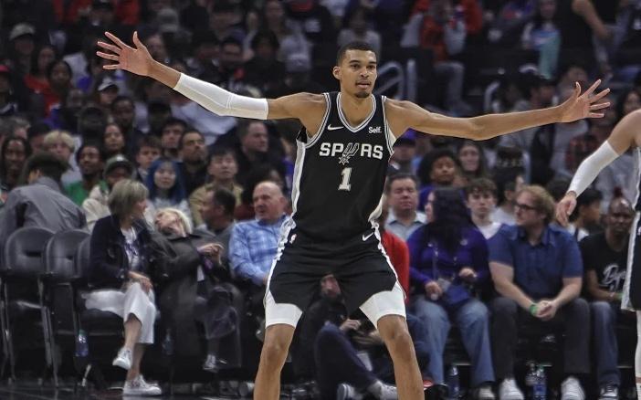 文班亚马伤退31+13，奇兵11记三分刷爆纪录，马刺19分逆转尼克斯