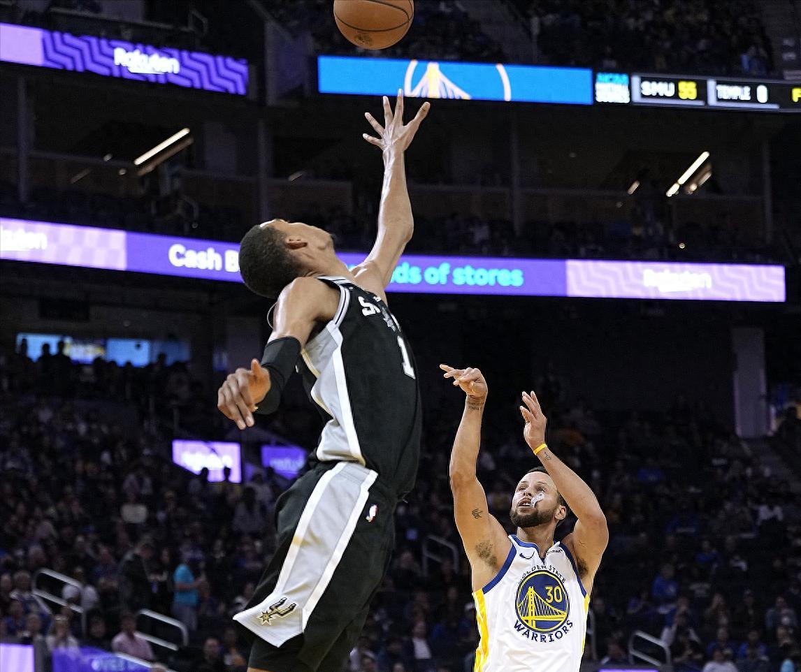 49分罚球绝杀！库里现象级一战刷爆纪录勇士3个小细节也值得关注