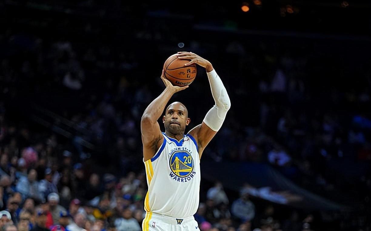 防守端的问题非常明显，勇士到底应该如何使用这位内线老将