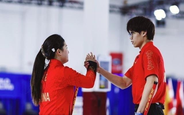 中国混双冰壶五连胜暂列小组第一，但出线形势依旧险峻
