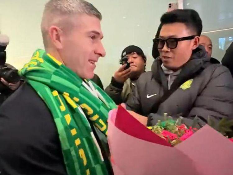 张10手捧鲜花蒙哥马利：我还记得你玉昆对抗赛洋枪土炮火力全开