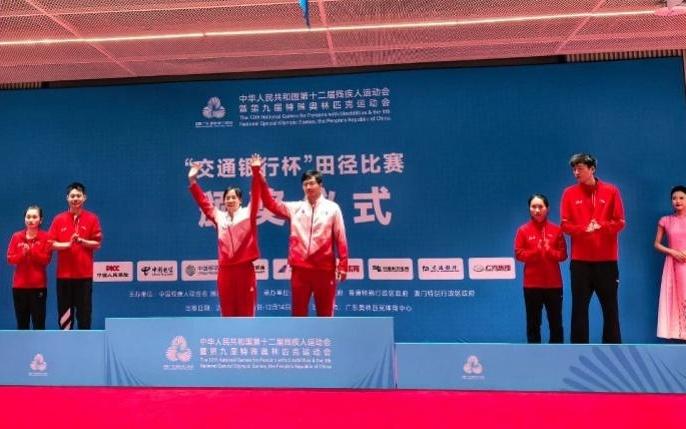 东莞运动员周国华在残特奥会女子跳远T11级决赛夺金