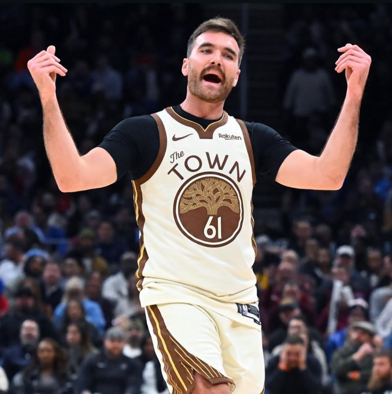 离谱，棍网球乔丹跑去打篮球还是一份双向合约