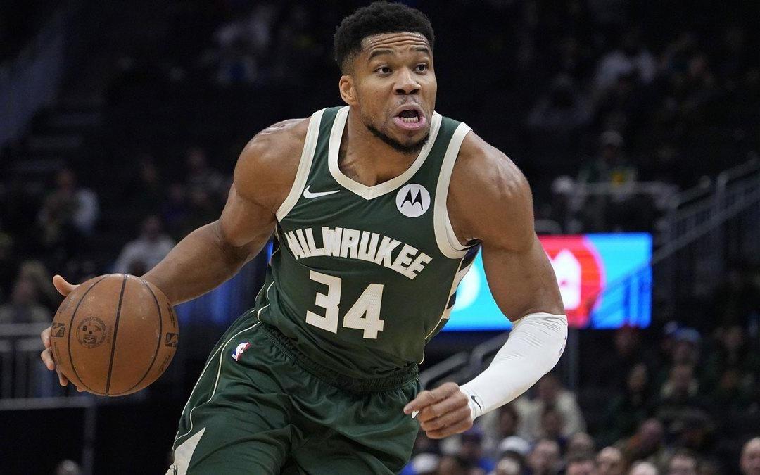 雄鹿字母哥在批评队友“行为不端”后，准备“披上斗篷”带队前进