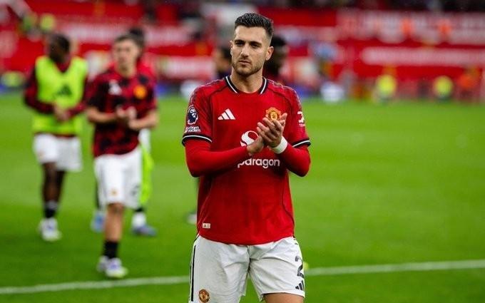 曼晚：曼联教练组给达洛特进行了一对一训练，改善其进攻站位