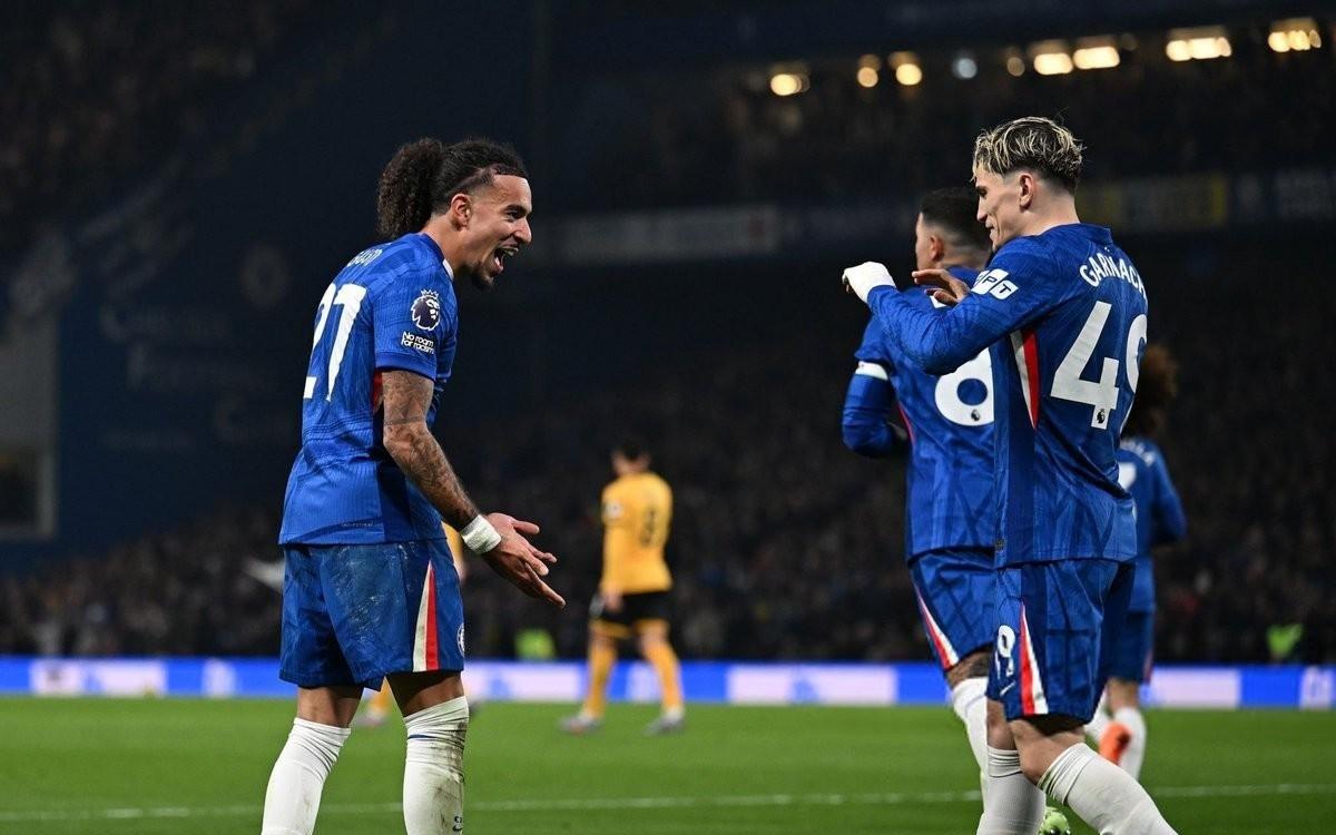 终于来了，切尔西后卫古斯托斩获职业