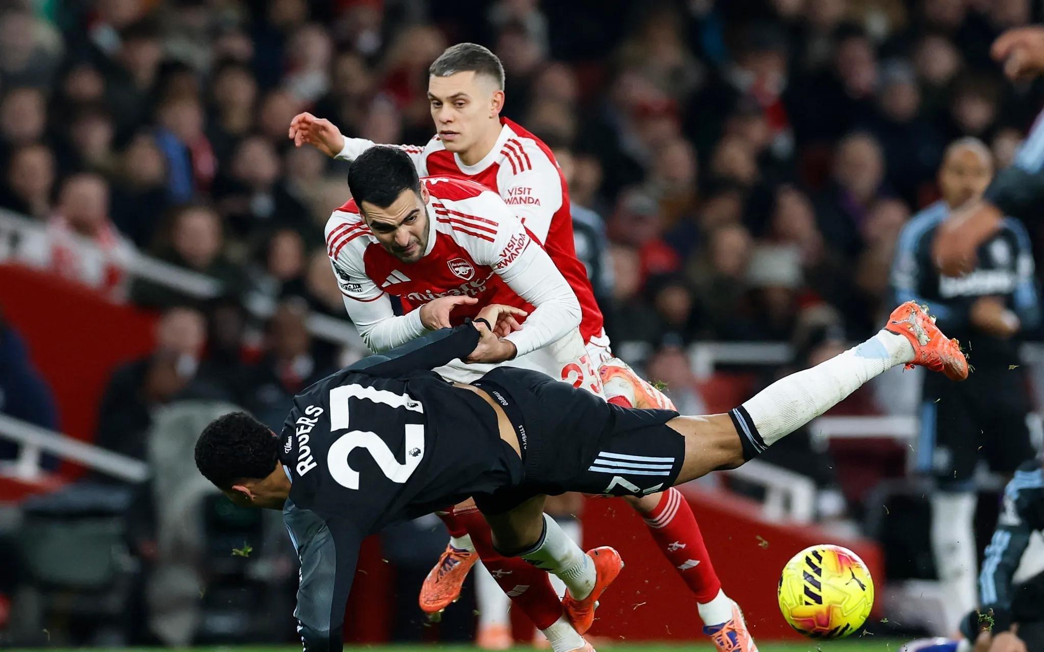 身上有黄牌还鲁莽撞倒摩根罗杰斯，梅里诺引发阿森纳球迷不满