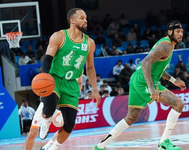 辽宁男篮开始调整外援阵容！同时裁掉奥利弗和布朗，杨鸣不留情面