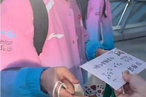 恨铁不成钢？！粉丝为Bin递上应援牌 上书“陈泽彬，你是猪逼吗”