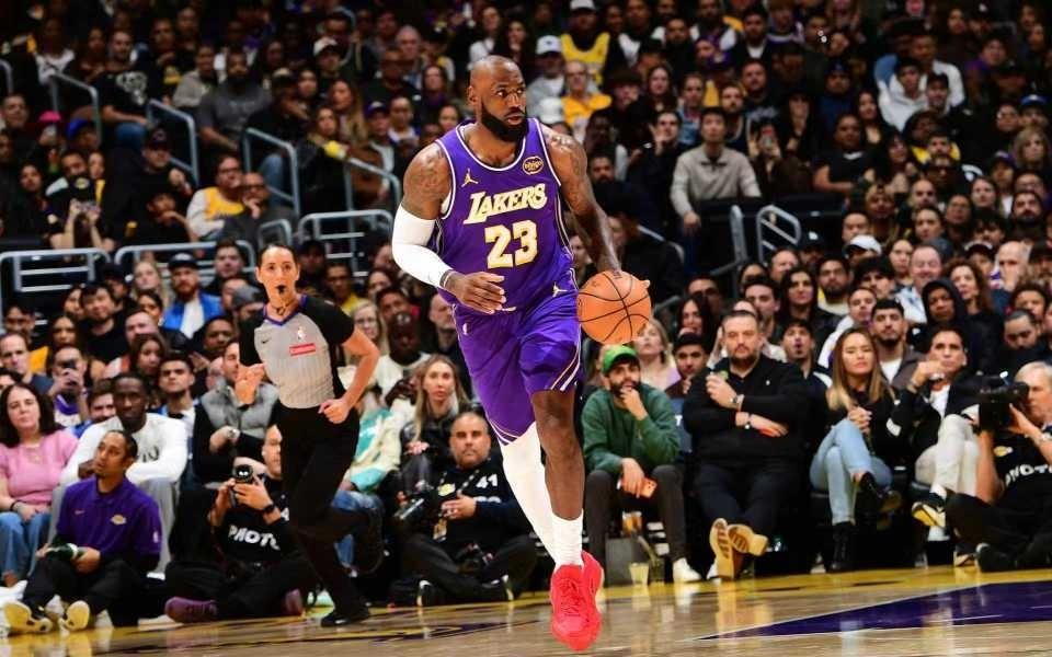 里程悲！詹姆斯达成湖人生涯3500助攻准三双末节13分难阻惜败