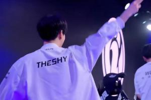 媒体人谈Theshy挥臂庆祝：真享受游戏型关人偷A基地获胜比拿冠军还笑得开心