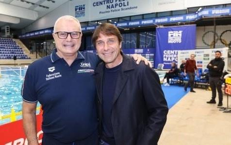 给朋友捧场，孔蒂现场观战意大利水球队的比赛