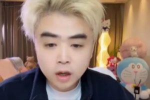 朱开：Jiejie去不去WBG不知道但是WBG缺打野，Tian确定不在WBG打