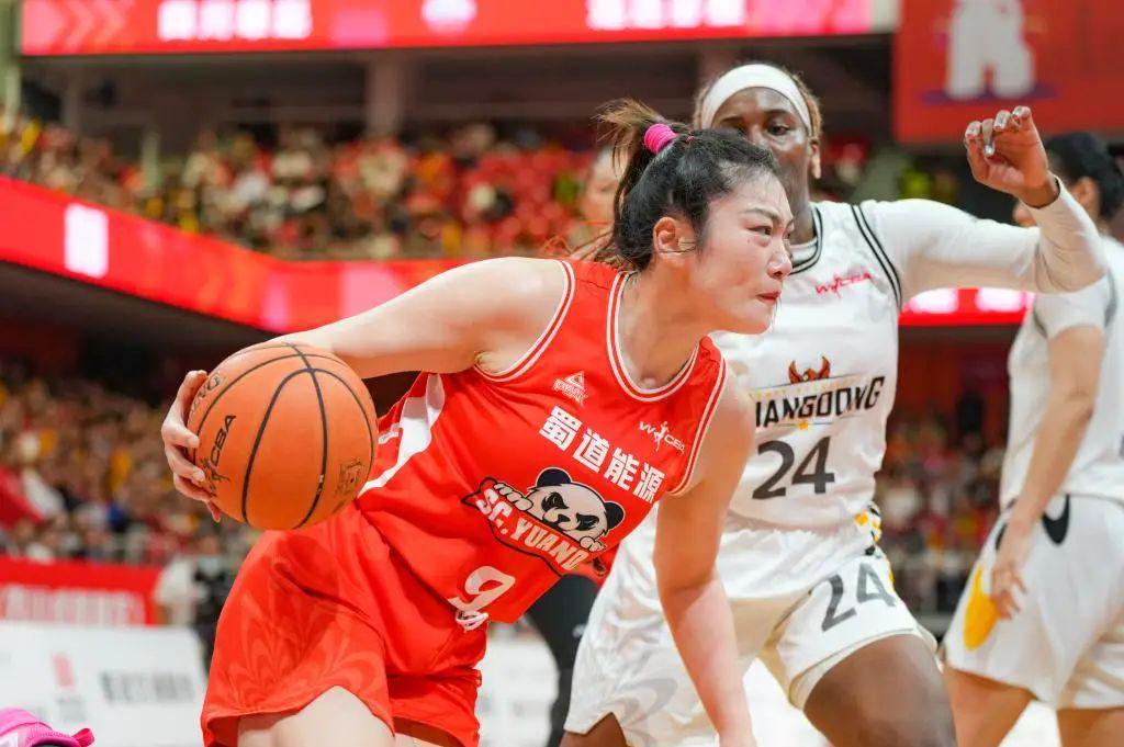 李梦告别WCBA！球迷：20多岁巅峰时躺平，30多岁不好找工作才留洋