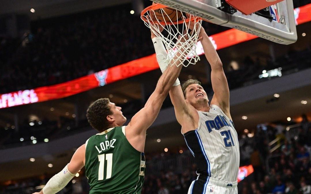 终于，魔术队中锋莫瓦格纳将在打鹈鹕队的比赛中迎来赛季首秀