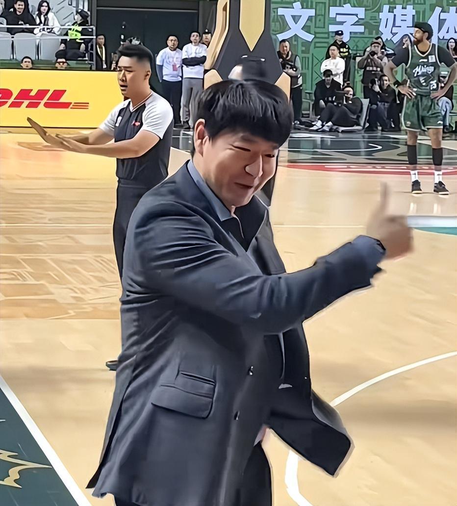 禁2场罚8万！CBA深夜重罚邱彪山东遭晴天霹雳，球迷：欺负老实人