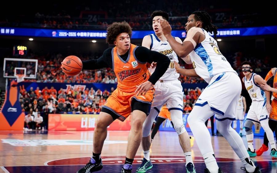 七连胜献礼俱乐部三十周年，卢伟希望球队“为上海拿到最高荣誉”