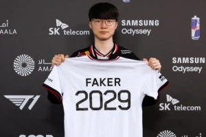 Faker个人社交媒体更新续约照：手持Faker2029队服