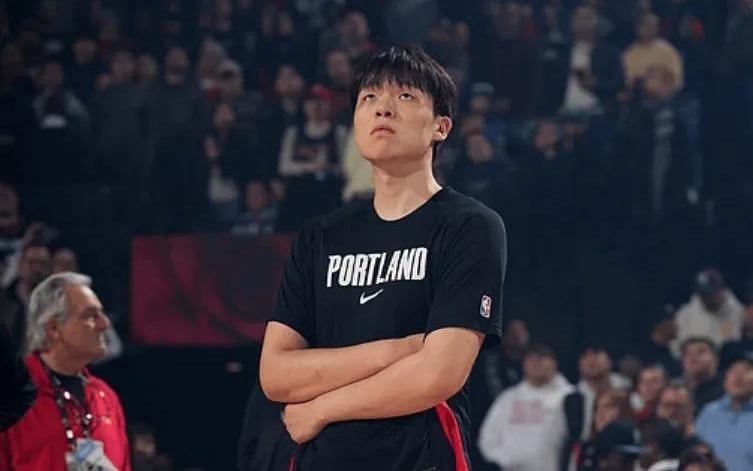 杨瀚森完全被用废了！蹲底角全场只得2分2盖帽，但进步明显！