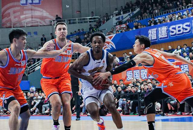 CBA最让人失望的四名超级外援！断崖式下滑，这表现还配拿顶薪