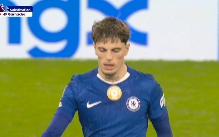 忘穿射门靴，加纳乔战埃弗顿错失3次绝佳机会