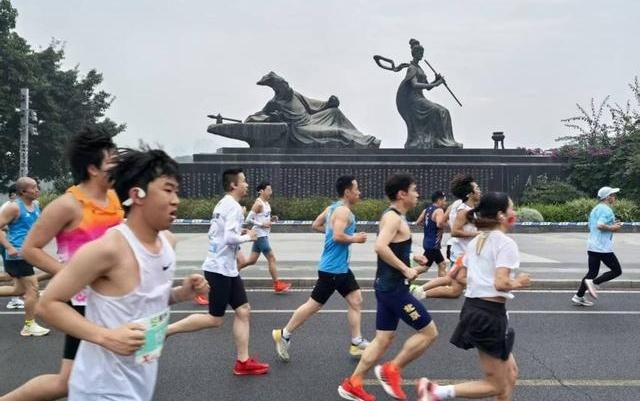 眉山东坡马拉松开跑：从半马到全马，见证“时尚体育运动名城”崛起