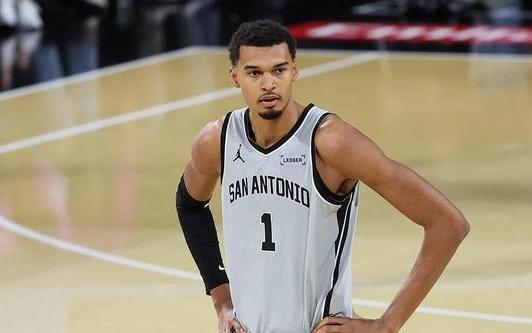 文班：季后赛才是关键提前经历这样的大场面绝对是好事