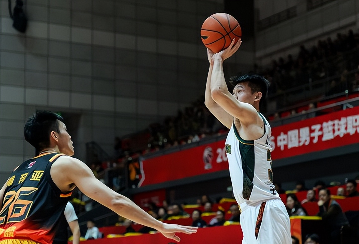 也没说换你啊，大莫6中6席卷14分21板，杨鸣正式表态