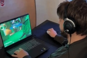 马斯克吹爆！飞机上能流畅玩CS2网速比家里还快