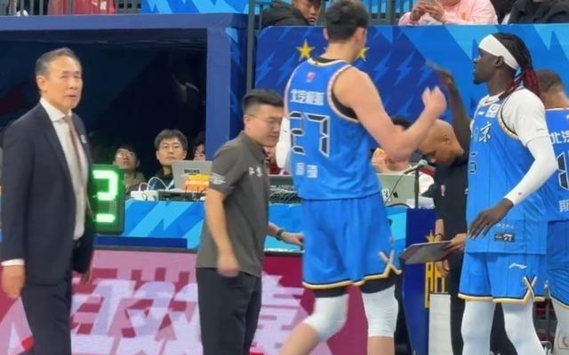 这次真的翻篇了！周琦CBA生涯首战旧主新疆9中7得到15分9板