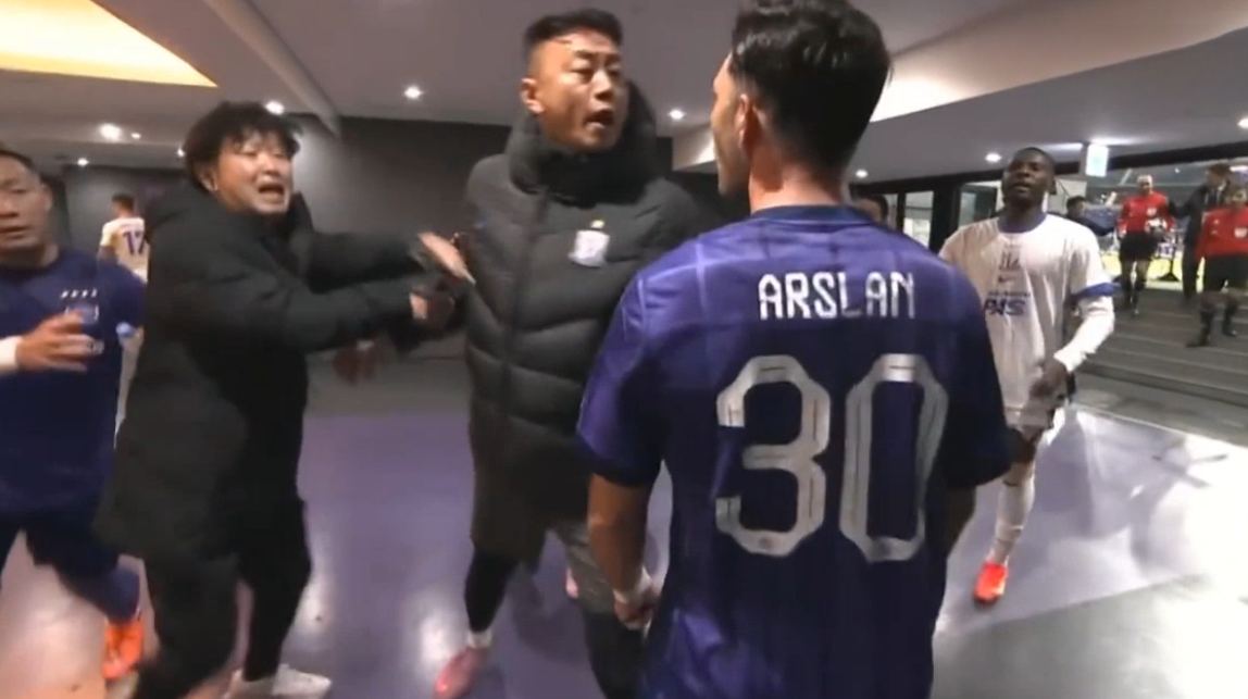 发生什么事亚冠输球不输人：申花教练路见不平一声吼，喝退对手