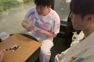 BLG分享Elk和shad0w下五子棋 knight当裁判：个人竞技这块儿~
