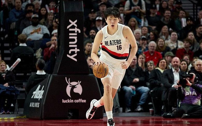 杨瀚森3分3板2助开拓者103102险胜火箭