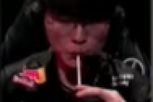 这把被Bdd对位差距了！Faker第二局使用塞拉斯打出375的战绩