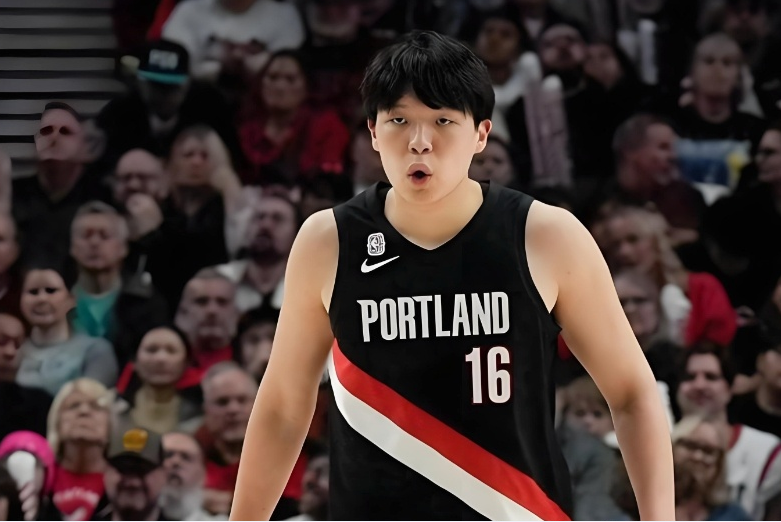 杨瀚森时隔8场被弃用：仍未进开拓者常规轮换乐福罗威闪耀扎心