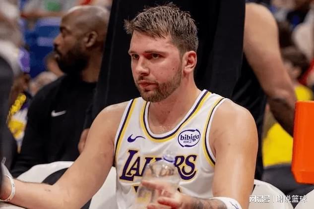 湖人又被裁判保送两先发副将立大功，替补中锋成X因素