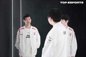 重回榜首！TES击败BLG取得9胜2负 暂列登峰组第一名