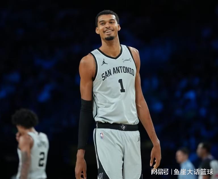 马刺大爆冷！华子23+3准绝杀，文班29+7福克斯19中6，戈贝尔恶犯