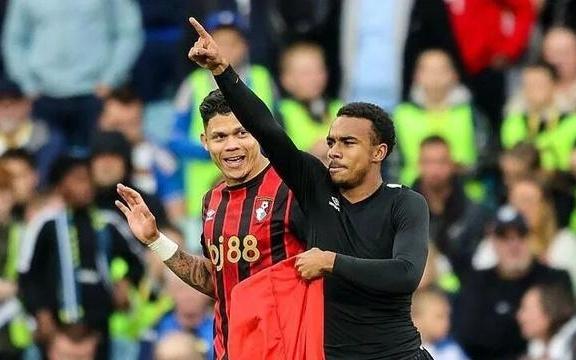 19岁天才绝平曼联一战成名！他是球二代英超已轰5球