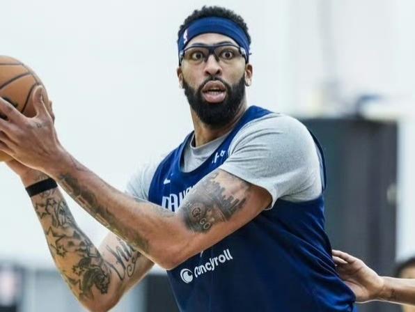 又伤了！TA记者：浓眉的交易价值持续走低，独行侠已做好最坏打算