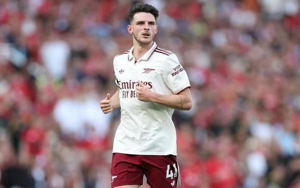 跟队：赖斯随队出征伯恩茅斯，今早也参与了球队赛前散步环节