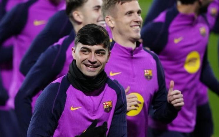 世体：佩德里和孔德全程参与巴萨公开训练，奥尔莫进行了单训