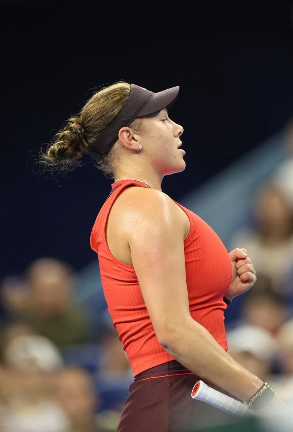 阿尼西莫娃送蛋诺斯科娃中网夺冠，网友：仍惊出了大家一身冷汗