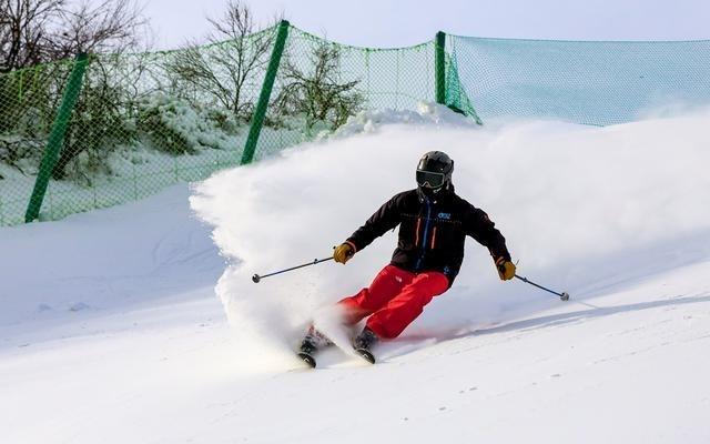 初雪后首个周末，京郊雪场迎客流小高峰