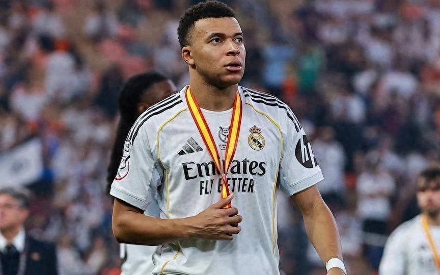 赛后拒绝向巴萨致敬，姆巴佩行为引发争议