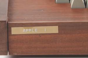 罕见苹果Apple1电脑拍出47.5万美元高价：超预估价近60%
