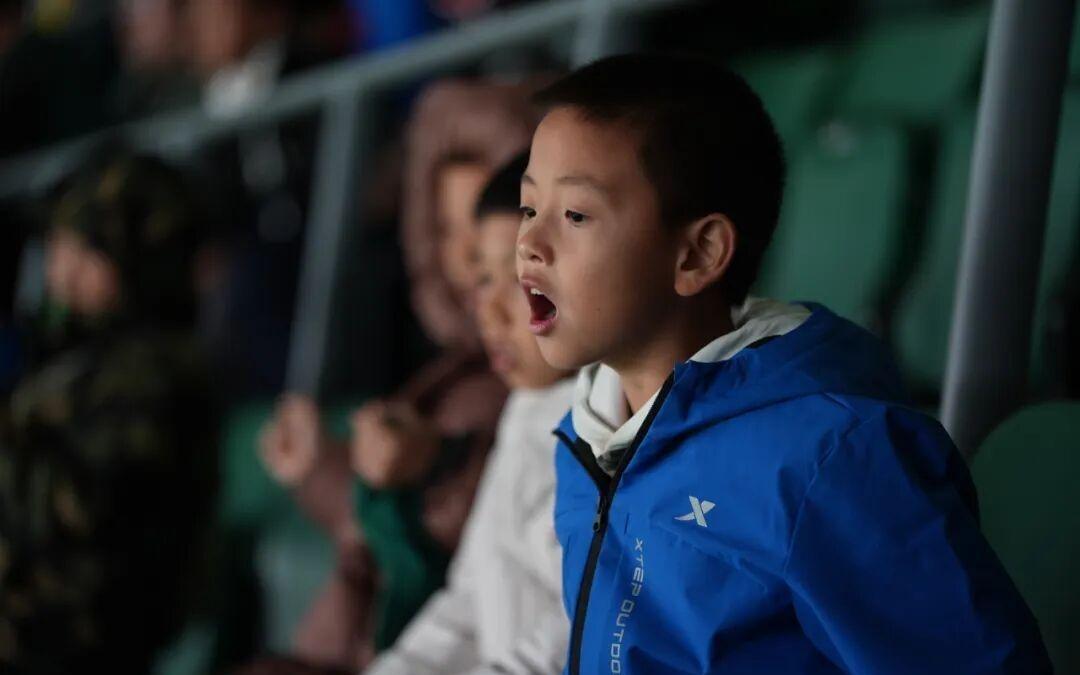 班超进中超！40名足球少年亮相职业赛场